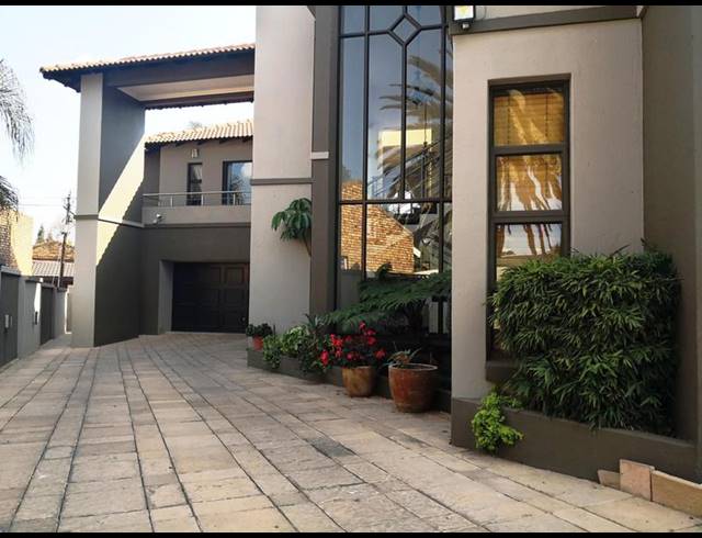 6 BEDROOM HOUSE FOR SALE IN SUNWARD PARK